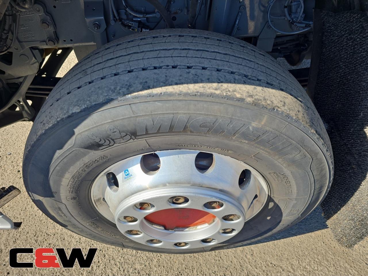 Vehicle image 16